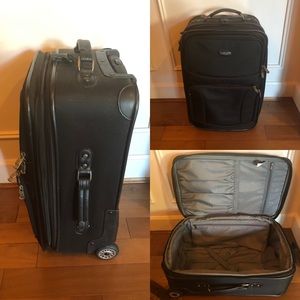 Path finder roller bag